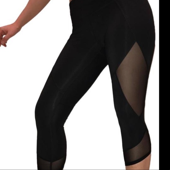 Athleta Aura Sonar Capris Black w/Mesh Panels XS - Picture 3 of 8